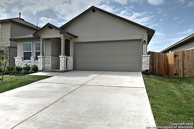 4 bed, 2.0 bath, 1901 sqft, $1,995 — Photo 2