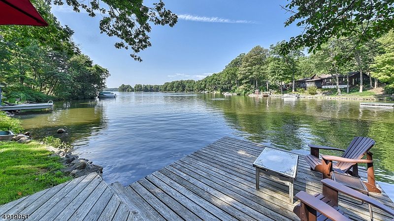 1st image of 1141 Lakeside Dr E