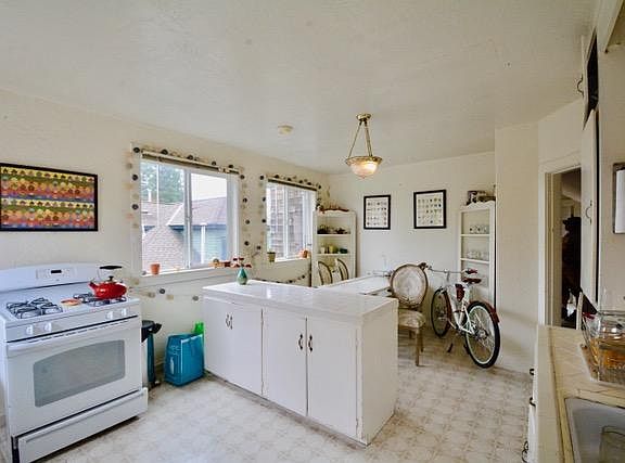 Big and bright kitchen !