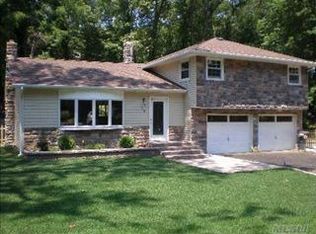 150 Hallock Landing Rd, Rocky Point, NY 11778