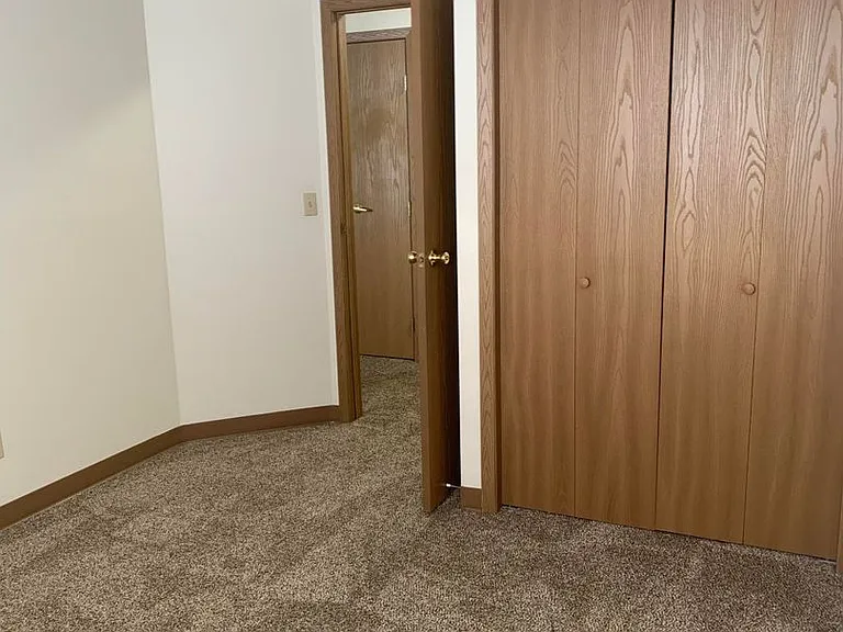 Dakota E & W Apartments — Photo 36