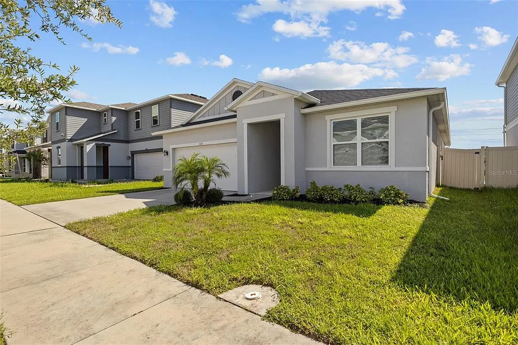 4 bed, 2.0 bath, 1983 sqft, $2,500 — Photo 3