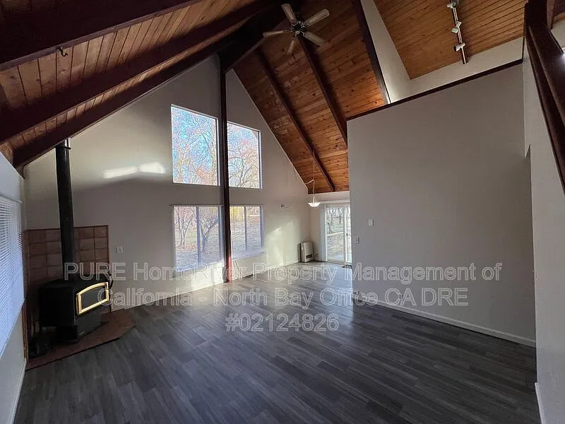 3 bed, 1.5 bath, 1600 sqft, $2,500 — Photo 2