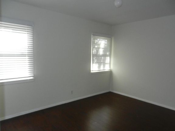 5th image of 10716 Oxnard St