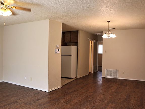 3rd image of 2621 Oaks Dr
