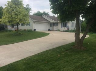 909 Lone Tree Ln, Prairie Du Sac, WI 53578