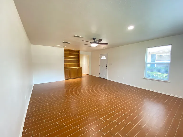 2711 Olympia Dr — Photo 6