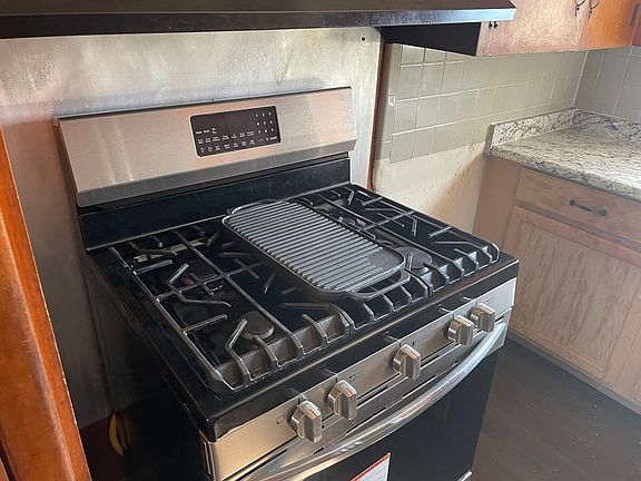 4th image of 3829 Oakcrest St