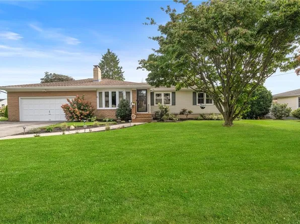 8 Elmhurst Dr, Smithfield, RI 02828