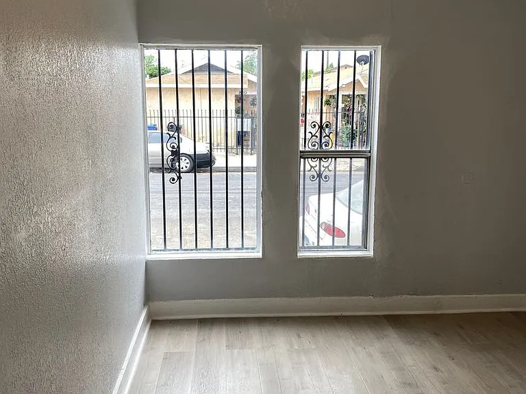 807 W 43rd St — Photo 22