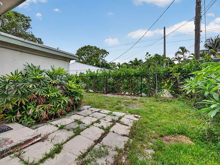 841 SW 18th Ct — Photo 45
