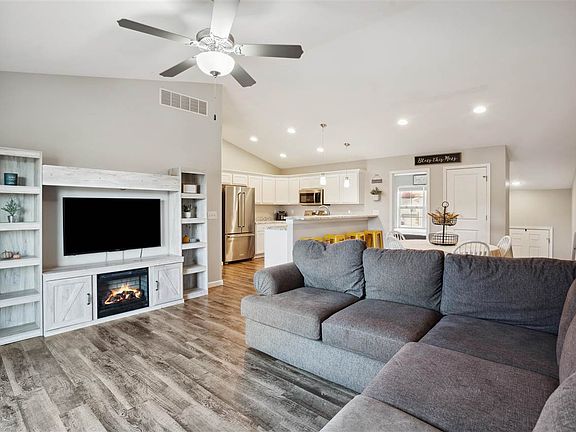 5th image of 370 Tanglewood Dr