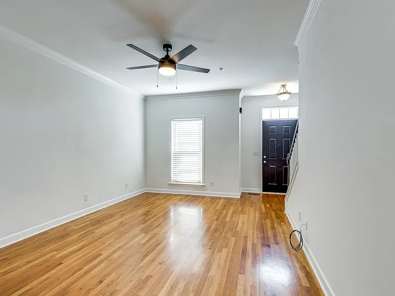 1002 McKenna Dr — Photo 3
