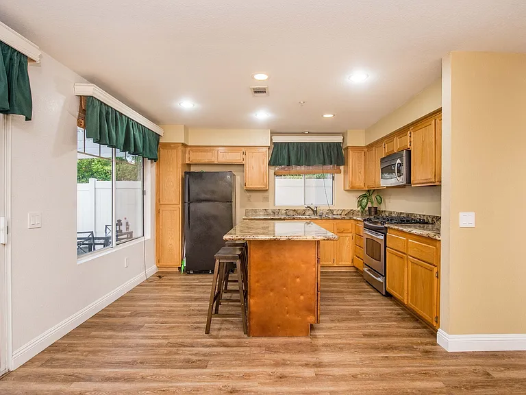 865 E Broadway — Photo 12