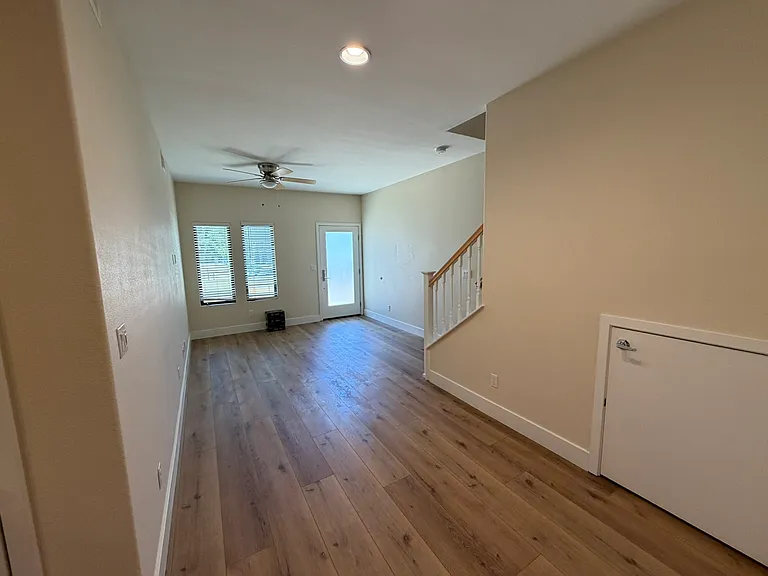 2609 R St — Photo 2