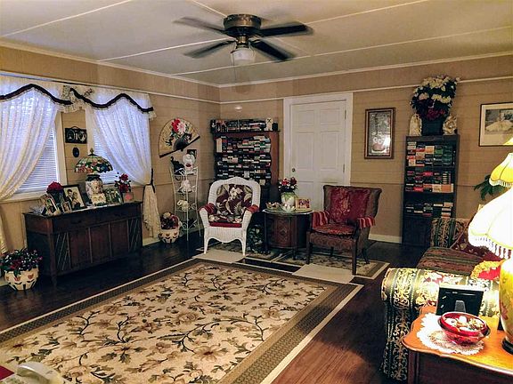 5th image of 19 Carol Ann Dr