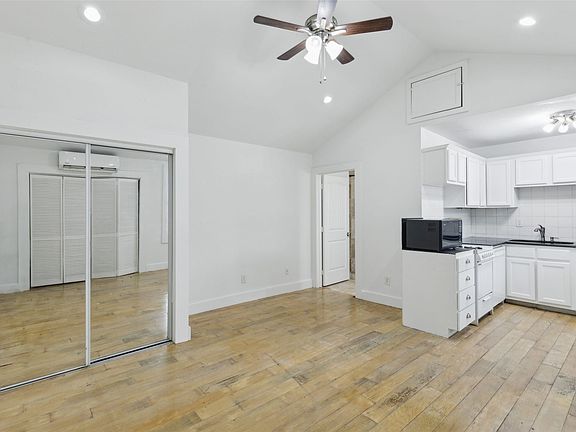 5th image of 820 W 10th St