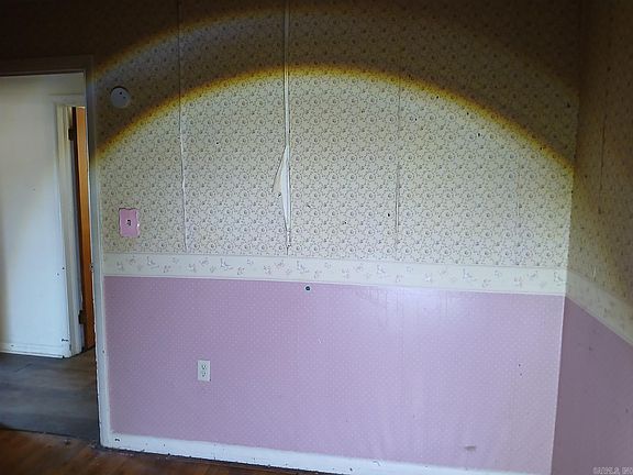4th image of 896 S 12th Ave