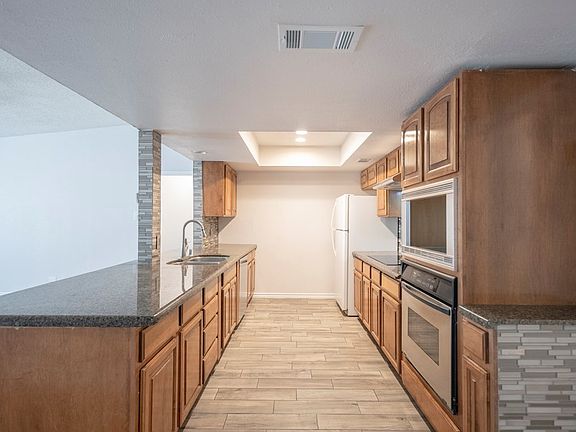 3rd image of 720 W Pine Ave