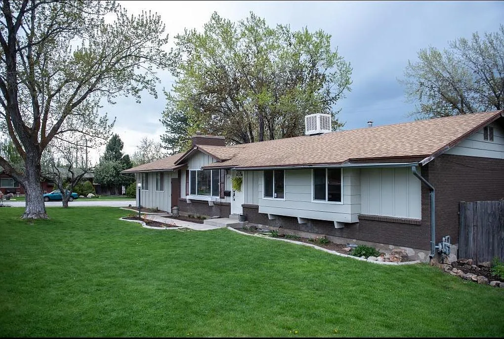 5 bed, 2.5 bath, 2304 sqft, $2,325 — Photo 2