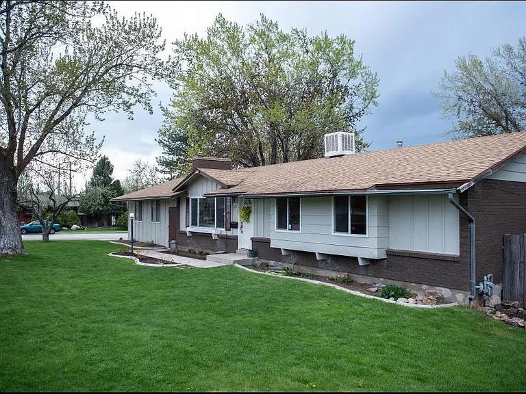 579 Shamrock Dr — Photo 2