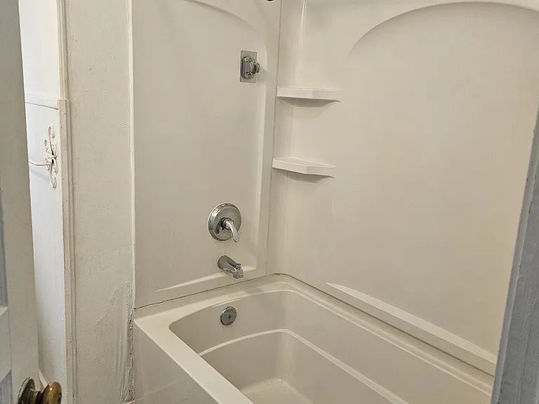 Bath tub/shower