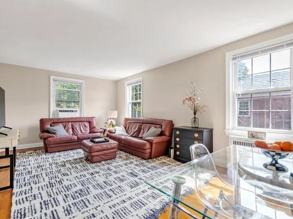 19 Schenck Avenue #3E, Great Neck, NY 11021