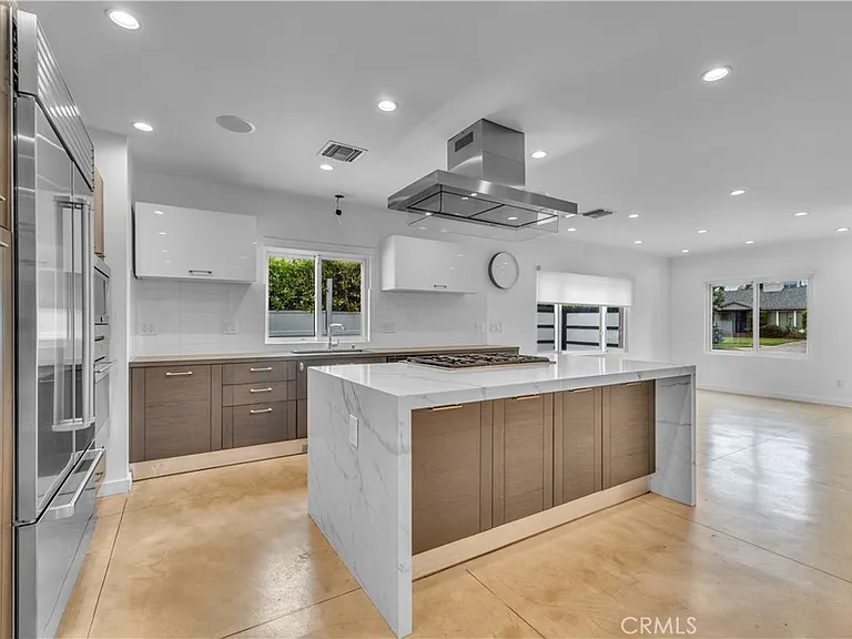 4925 Nagle Ave — Photo 8