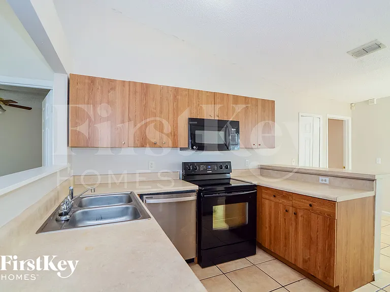 122 Barrington Dr — Photo 5