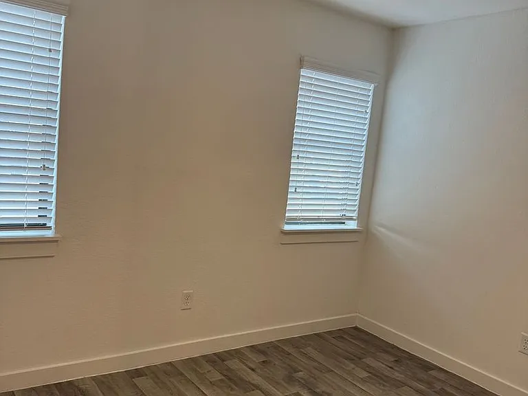 4321 Mount Vernon St — Photo 4