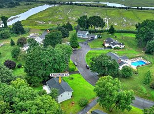 8 Cornfield Ln, Guilford, CT 06437