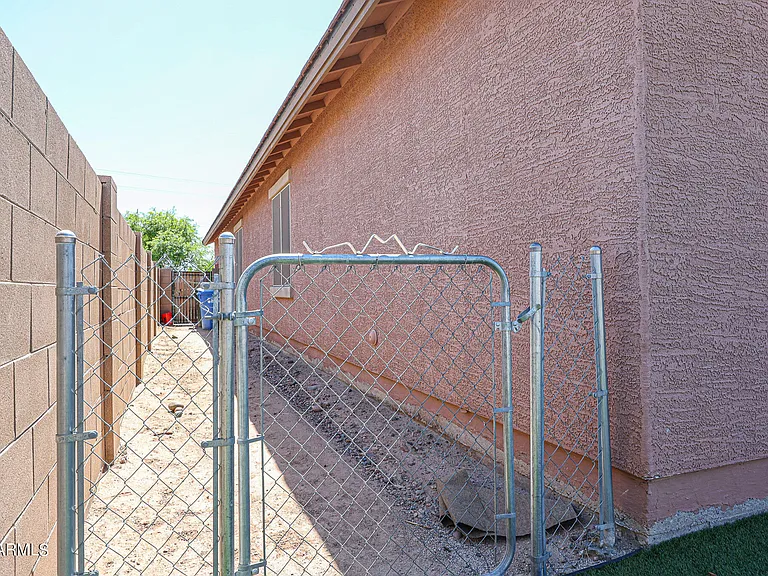 7009 S 78th Dr — Photo 31