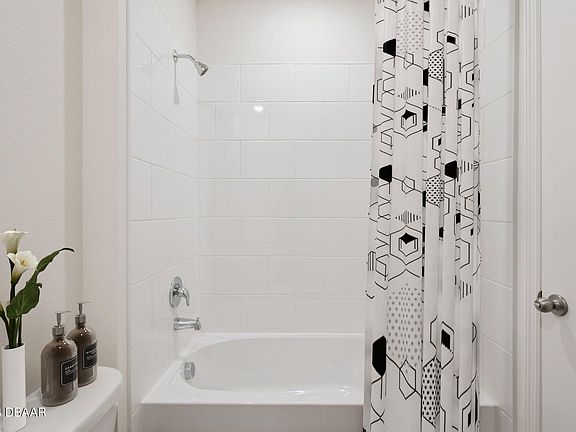 5th image of 1356 Fountain View St