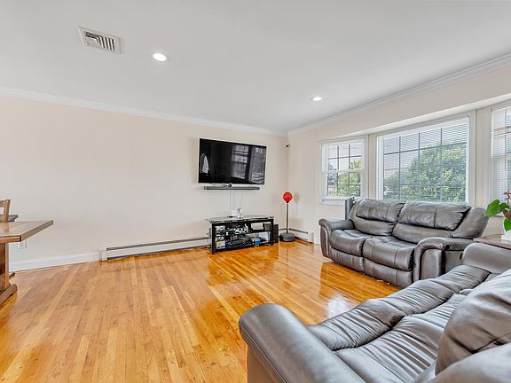 3rd image of 2486 Inglewood St