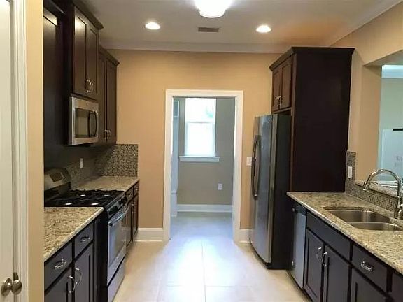 5th image of 339 Gathering Oaks Dr