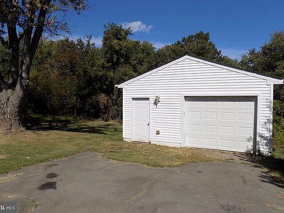 4th image of 2620 Fairview Dr