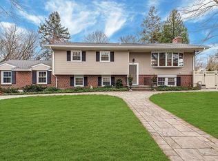 10 Crossman Pl, Huntington, NY 11743