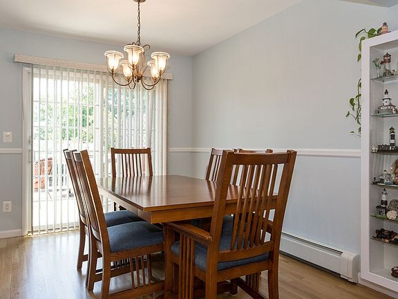 4th image of 379 Jervis Ave