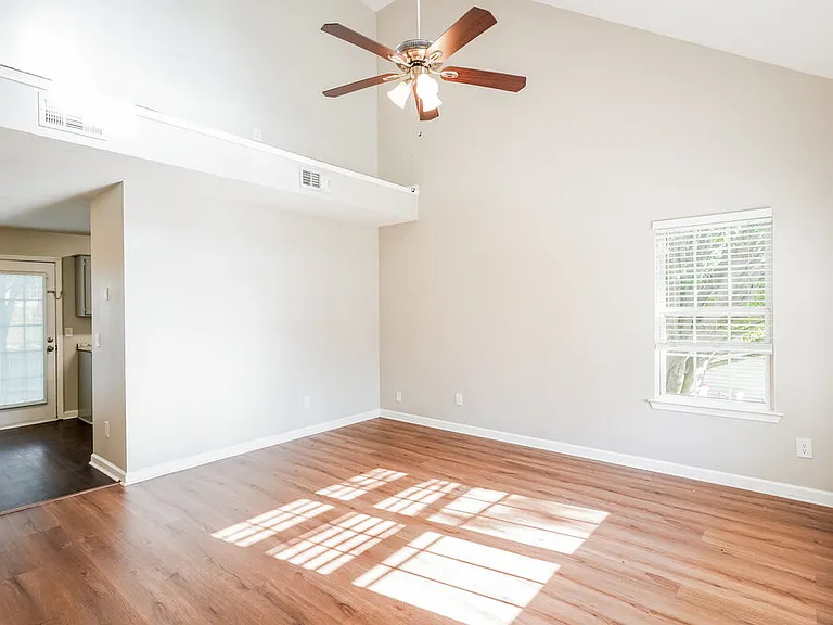 404 Barking Dr — Photo 4