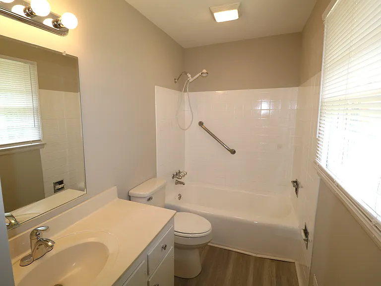 2316 Silas Creek Pkwy — Photo 9
