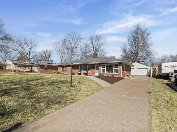 7117 Gary Dr, Belleville, IL 62223