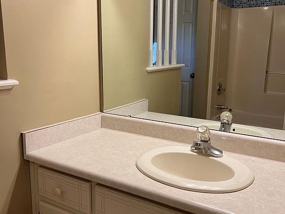 5th image of 401 Highland Heights Dr