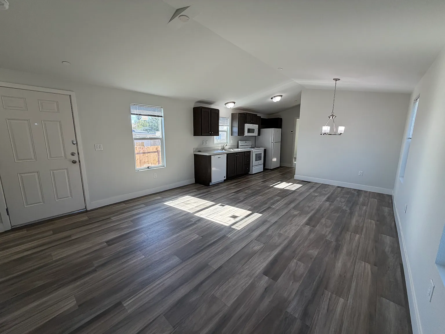 2 bed, 600 sqft, $2,975 — Photo 2