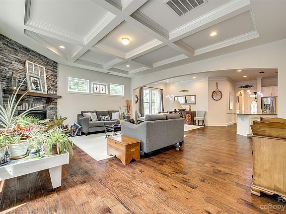 3rd image of 3000 Chalet Ln