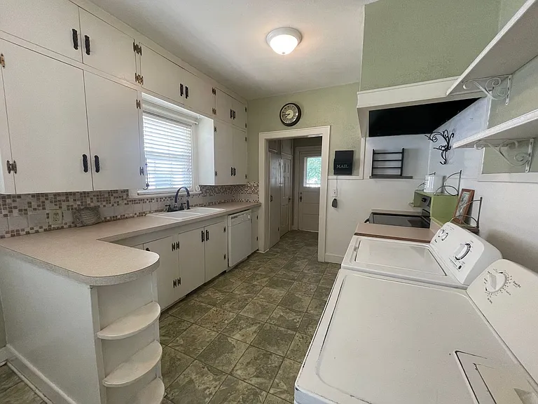 250 E Fairview St — Photo 7