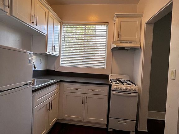 4th image of 2626 N Broadway APT C