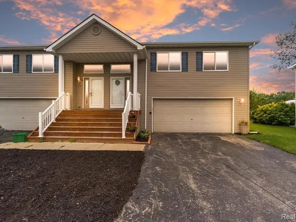 1116 Lakeview Cir, Grand Blanc, MI 48439