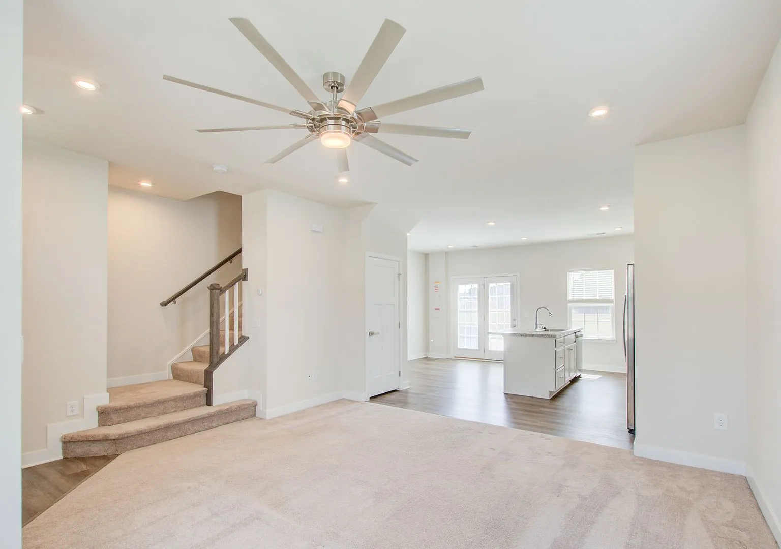 Like New End Unit Townhome, 3 Bed 2.5 Bath — Photo 4