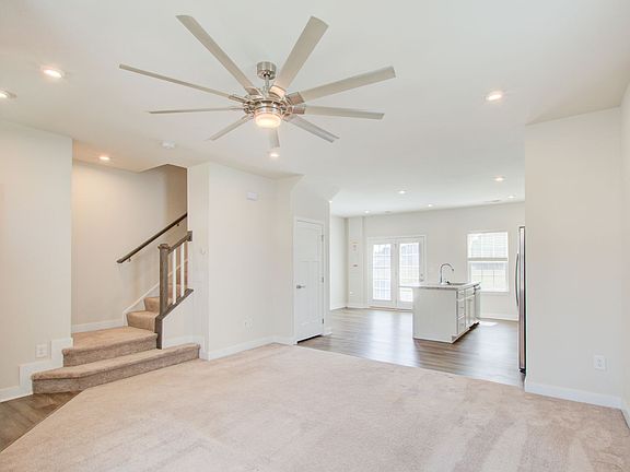 4th image of 255 Goldenstar Ln