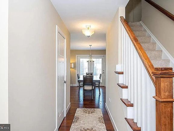 3rd image of 601 Frome Ave